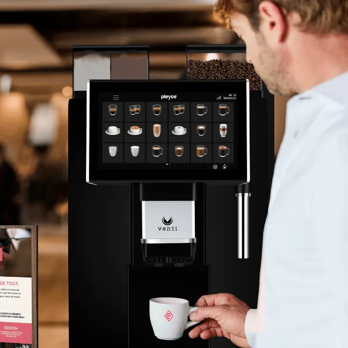 Machine à café en grain automatique à écran tactile servant un expresso en tasse