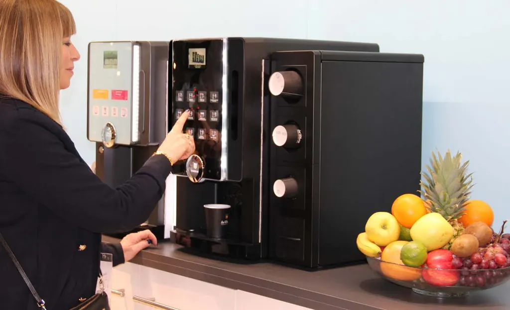 Machine à café compacte eC Business Line posée sur un comptoir