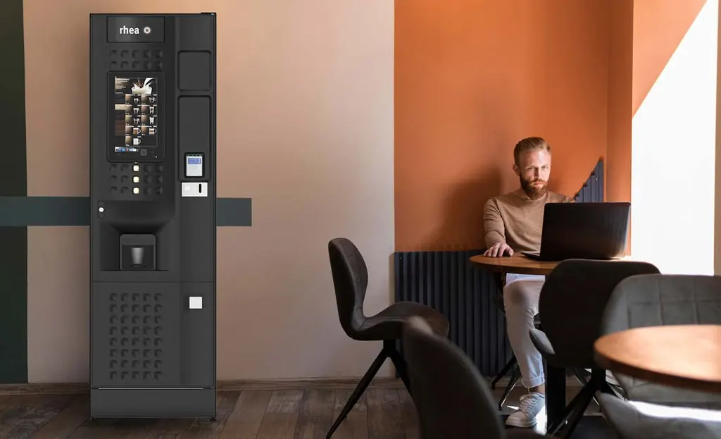 Caffe Europa Touch installée dans un espace de travail, à côté d'un salarié sur son ordinateur