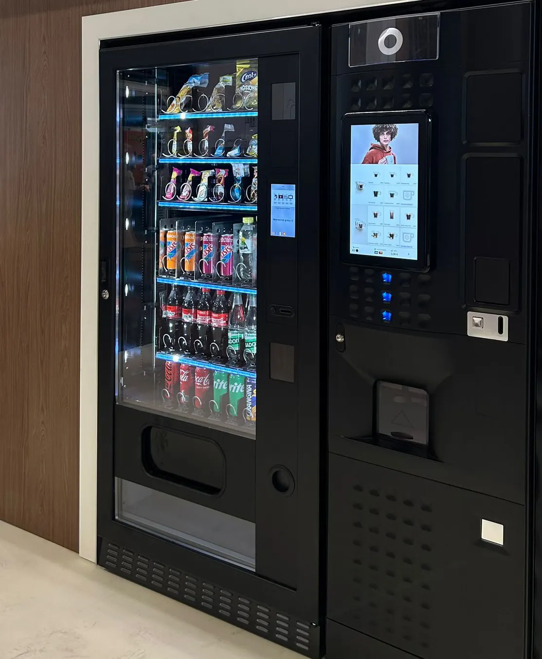 Distributeur de snacks et machine à café Rhea côte à côte dans un espace pause