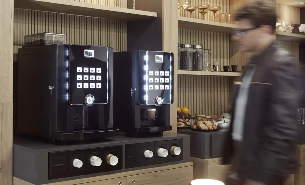 Deux machines à café XS Grande sur un meuble dans une salle de pause
